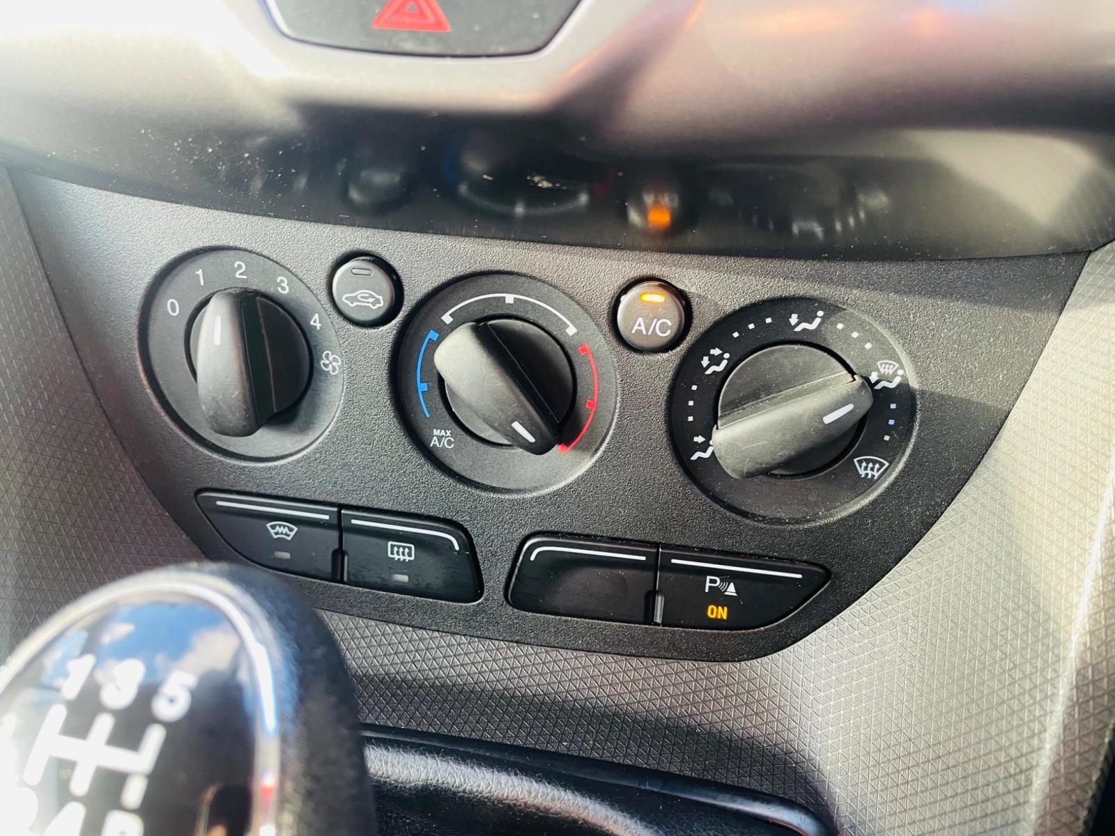 Ford Tourneo Connect 1.6 TDCi Zetec 5dr