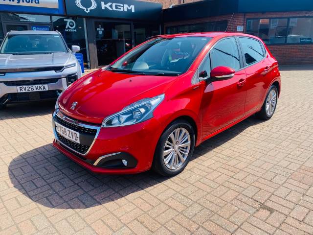 Peugeot 208 1.2 PureTech 82 Signature 5dr [Start Stop] Hatchback Petrol Red